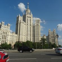 スターリンゴシックの芸術家アパートを横目に見ながら