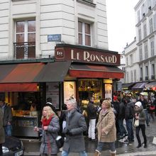 店の外観。角はテイクアウトコーナーになっている。