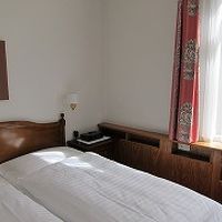 広い客室。コンセントはCタイプが使えました。