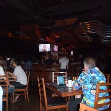 とてもアメリカンなスポーツバーの雰囲気で日本人は１〜２割程度