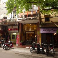 間口は狭いですが、中に入ると奥へ奥へひろがります。