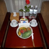 ベットサイドのアメニティ。お水は２本無料。