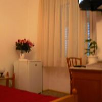 この窓の外に洗濯ロープがあります。ピンチも付いています。