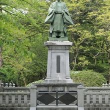 千秋公園内の佐竹藩１２代藩主・佐竹義堯（よしたか）公の銅像。