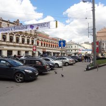 百貨店の前の道路、　駐車場と化した道路