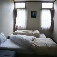 長めのカウチに転がってテレビ・・これじゃホントにアットホーム