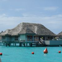 プール付の水上コテージです。