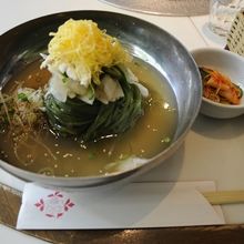 この時お試ししてみたぴょんぴょん舎の桑の葉冷麺。５００円也。