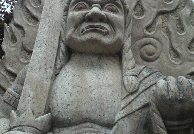 幸福の道を守っている白不動さま・・・美白に効くらしいです