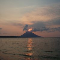 ビーチヴィラ前のビーチから眺めたメナド富士に沈む夕日
