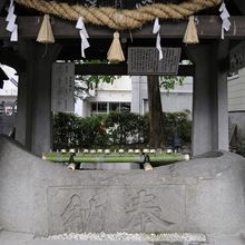 横山八幡宮の鳥居そばにある大きな手水石。