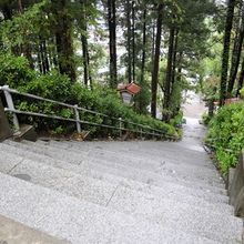 横山八幡宮の男坂を上りきって、麓を見下ろした様子。
