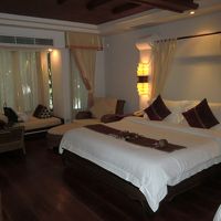 ダブルベッドの他にもう一台ベッド。ソファもあります。