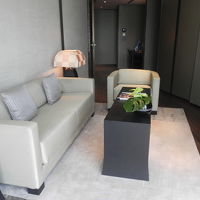 二部屋が仕切ってあります。ベッドルームは別にあり