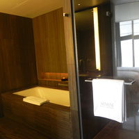 左がバスで右がシャワーです。