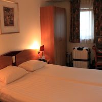 部屋です。写真ではキレイに見えますが・・・。