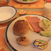 ホテルの朝食。種類はなかなかでした。