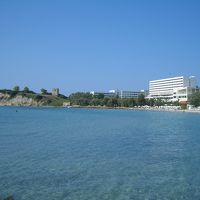 ホテルの概観です。目の前はエーゲ海の海水浴場です。