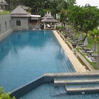 プールは大人用と子供用　大人用の水深は1.3Mと浅め