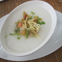 朝ごはんはオーダー式　コレはエビのお粥