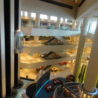 リゾート気分を盛り上げるアトリウム形式のロビー