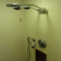 シャワーブースの固定シャワーとハンドシャワー。