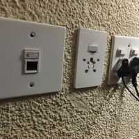 中央がマルチコンセント、右はe5とありますが電話用です。