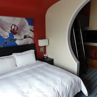 ファミリールーム。奥に見えるのがロフトへのステップ。