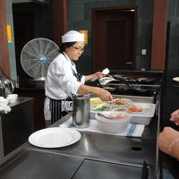 朝食時はテラス側でオムレツや目玉焼がオーダー可能です