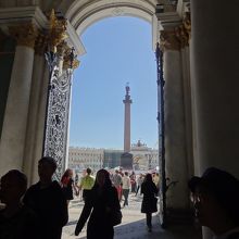 後ろを振り向くと、宮殿広場のアレクサンドルの円柱が見える