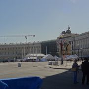 宮殿広場　４日のうち３日は行事で、広場に入れず、周りを巡るだけだった