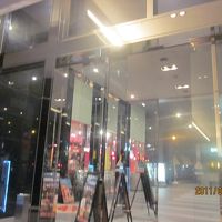 入り口にチェーン店のコーヒーショップ有り