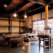 椅子席と小上がりがある