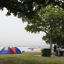 公園内のビーチは、キャンプやBBQが出来るエリアもあり。