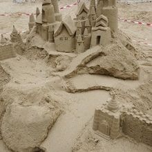 砂のお城が立つ公園の一角。