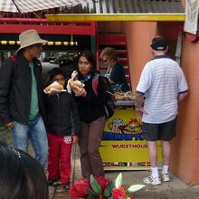 外の屋台です。奥に見える階段で上に登るとお店があります。