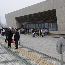 金沙遺址路２号に面した金沙遺址博物館の南大門チケット売り場。