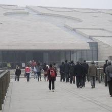 金沙遺址の出土品が展示されている陳列館の外観。見学者多数。