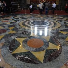 床のモザイクは有名とか