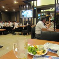 雨が降ってきたので仕方なくホテルで夕食　綺麗なレストランだっ