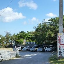 エメラルドビーチの入り口横にある駐車場　1日500円