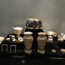 宝石店。製造過程はビデオ