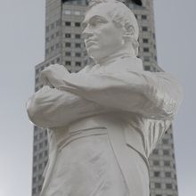 白いラッフルズ卿の像もすてきですよね。