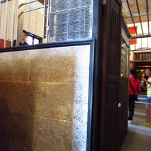 質屋のカウンターは高いです。