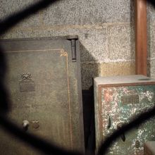 古そうな金庫。