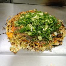 鉄板のうえでヘラで食べる