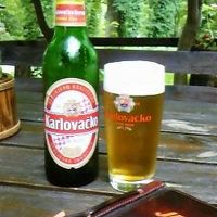 施設内のレストランは屋内にもテーブルがあります。