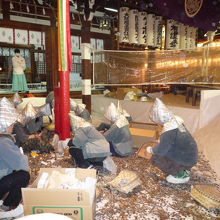 巨大な賽銭入れ