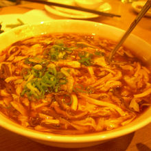 最初に運ばれてきました〜食欲をそそる酸味の効いたスープ