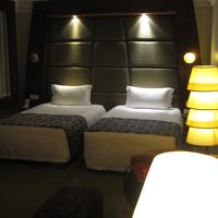 広い客室です。スーツケースを開けても全く問題なし！！